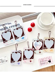 Dettaglio del porta tessere in acrilico a forma di cuore con design cioccolato e catenella