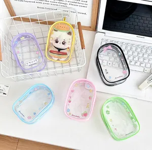 Detalle de bolsas transparentes de PVC con cremallera para muñecas y accesorios