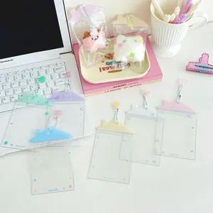 Portatarjetas transparente de PVC con forma de casa y cadena de bolas en color macaron