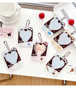 Dettaglio macro dei porta fotocard in acrilico a tema cioccolato con ritagli a cuore
