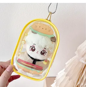 Detalle de bolsa transparente amarilla de PVC para muñeca con cremallera y dibujo gato