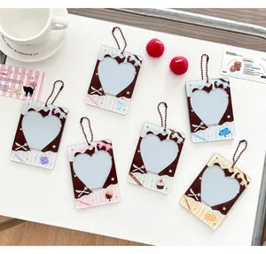 Dettaglio dei portacarte in acrilico a forma di cuore in vari colori pastello con catenelle