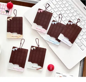 Dettaglio dei porta carte in acrilico a forma di cioccolato con fiocchi colorati