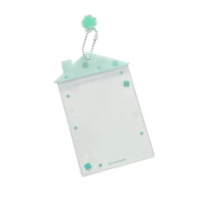 Tarjetero transparente de PVC con forma de casa, trébol verde y cadena de bolas