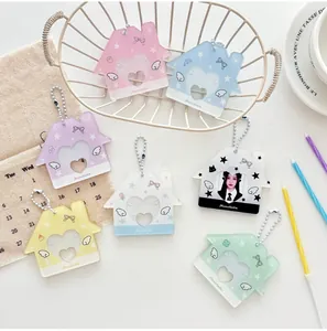 Détail de porte-cartes en forme de maison avec fenêtre cœur en diverses couleurs