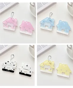 Détail de 4 porte-cartes en acrylique en forme de maison avec fenêtres en forme de cœur