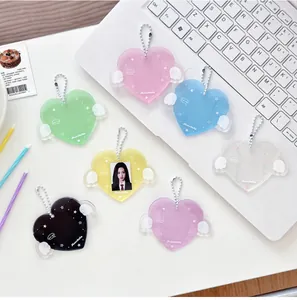 Detalle de portatarjetas de acrílico en forma de corazón con alas en siete colores