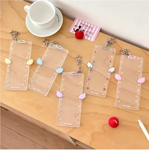 Nahaufnahme der Acryl-Fotokartenhalter mit Flügeln und Stern-Clips auf einem Tisch