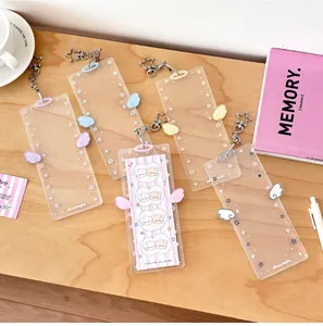 Detailansicht der Acryl-Fotokartenhalter mit Sternclips und 3D-Flügeln auf dem Tisch