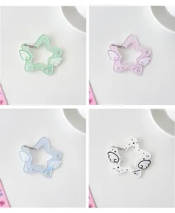 Sternförmige Acryl-Karabiner mit Flügeln in den Farben Pastellgrün, Rosa, Blau und Weiß