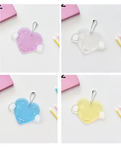 Detalle de tarjeteros de acrílico transparente con forma de corazón alado en cuatro colores