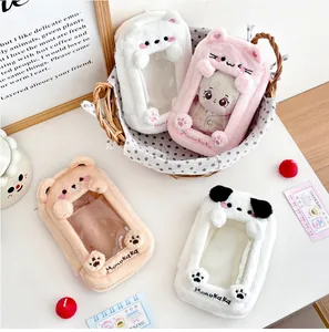 Detail van pluchen dieren opbergtassen met PVC-vensters en schattig borduurwerk