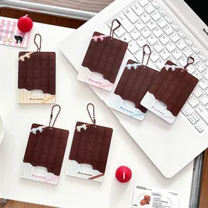 Set di porta carte in acrilico a tema cioccolato con catenelle su scrivania bianca
