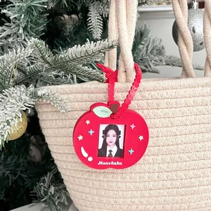 Roter Silikon-Fotokartenhalter in Apfelform mit Schlüsselband an einer beige Tasche