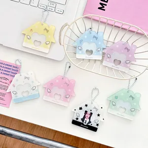 Porte-cartes en acrylique forme maison étoilée aux tons pastels avec découpe cœur et chaîne