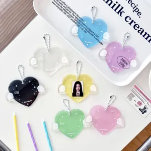 Tarjetero de acrílico en forma de corazón con alas de ángel en siete colores macaron