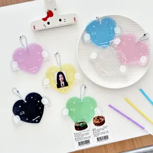 Portatarjetas de corazón acrílico con alas de ángel y cadena de bolas de colores