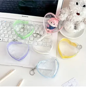 Detalle de mini bolsas transparentes de PVC en forma de corazón con cremalleras de colores