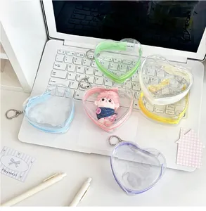 Vista detallada de minibolsos de PVC en forma de corazón en varios colores macaron en teclado