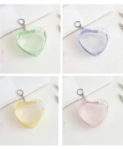 Detalle macro de mini bolsas de PVC en forma de corazón con cremallera en cuatro colores