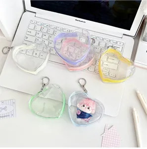 Primer plano de mini bolsas de PVC transparente con forma de corazón en varios colores macaron