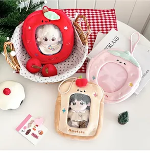 Détail des sacs de rangement pour poupées en forme de pomme, cœur et toast avec fenêtre