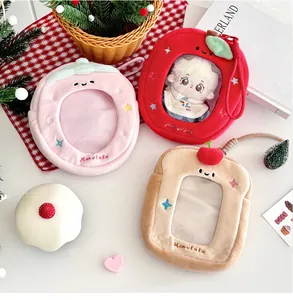 Gros plan de pochettes en peluche en forme de fruits avec fenêtres transparentes pour poupées