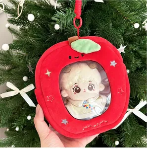 Gros plan du sac en peluche fraise avec fenêtre transparente sur fond de fête