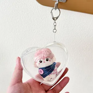 Estuche transparente de PVC en forma de corazón con muñeca rosa y llavero plateado