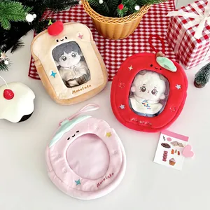 Sacs mignons en peluche fraise avec fenêtre transparente pour exposer des poupées