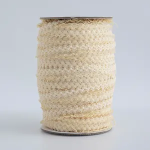 Dettaglio di pizzo elastico beige arricciato su rotolo per decorazioni DIY