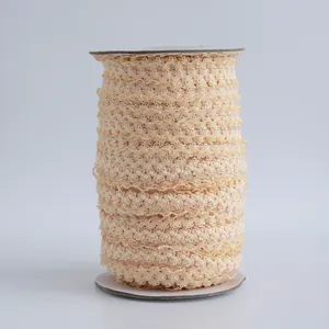 Dettaglio del bordo in pizzo elastico albicocca da 1,5cm con eleganti bordi a onda