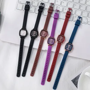 Montres à quartz carrées avec bracelet en silicone en six couleurs sur un clavier