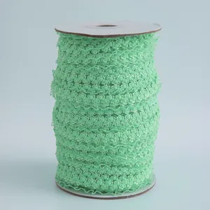 Dettaglio del nastro elastico a corona verde menta da 1,5 cm per cucito fai-da-te