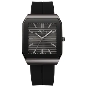 Dettaglio dell'orologio al quarzo con quadrante grigio a righe e cinturino in silicone
