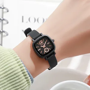 Montre carrée pour femme avec bracelet silicone noir et détails or rose au poignet