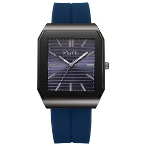 Dettaglio dell'orologio al quarzo quadrato con quadrante viola e cinturino in silicone