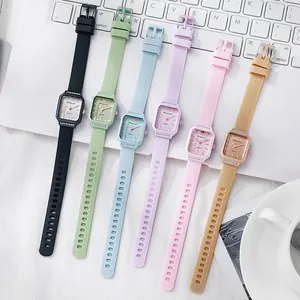 Orologio al quarzo quadrato colorato da donna con strass e cinturino in silicone
