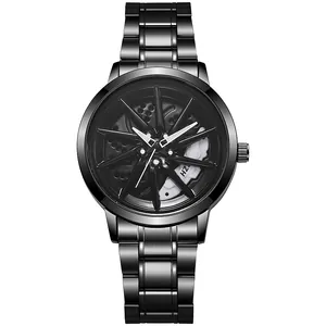 Detalle del reloj deportivo negro con cubo de rueda de coche giratorio y pinza de freno