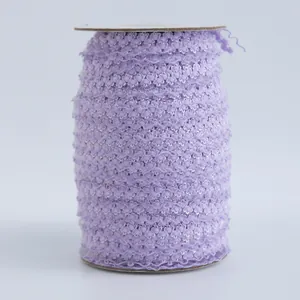 Dettaglio macro del nastro elastico in pizzo lavanda per il cucito di bambole fai-da-te