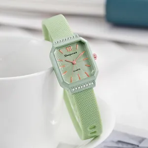 Orologio al quarzo verde menta con quadrante rettangolare con diamanti e cinturino in silicone