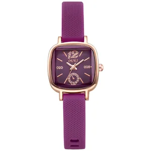 Gros plan du boîtier de montre carré en or rose avec bracelet en silicone violet