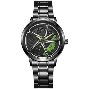 Makroaufnahme des Felgendesigns mit grünem Bremssattel und gelben Zeigern der Uhr