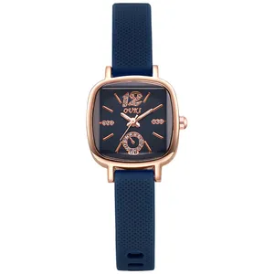 Montre carrée élégante en or rose avec bracelet en silicone bleu et cadran diamanté