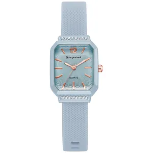 Dettaglio dell'orologio al quarzo azzurro con quadrante ondulato e accenti in diamante