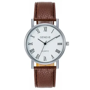 Klassische Quarzuhr mit Silbergehäuse, römischen Ziffern und braunem Lederarmband vor weißem Grund