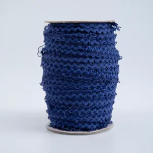 Dettaglio macro nastro elastico blu scuro 1,5cm a corona ondulata per decorazione fai-da-te