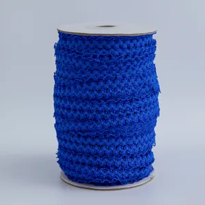 Dettaglio di nastro elastico in pizzo blu navy da 1,5 cm con bordi a corona ondulati