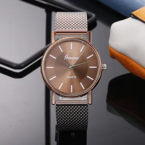 Détail de la montre à quartz Geneva avec bracelet en maille et cadran marron soleil