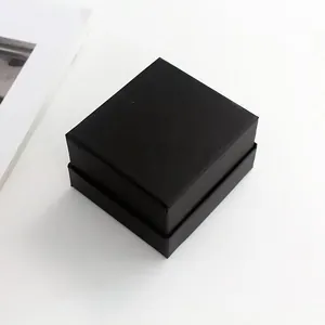 Vista detallada de una caja de regalo negra cuadrada con textura para relojes